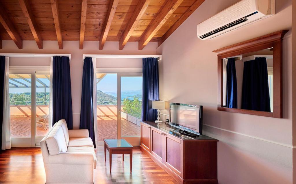 Hotel Boffenigo - The Golden Hour Костермано Екстериор снимка